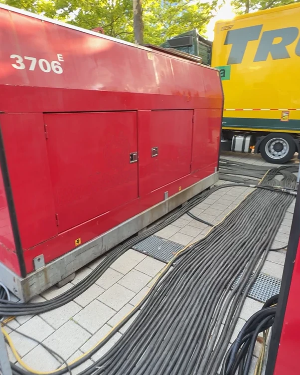 Stromerzeuger von Hanse Mobile Power mit verlegten Kabelsträngen bei einem Einsatz