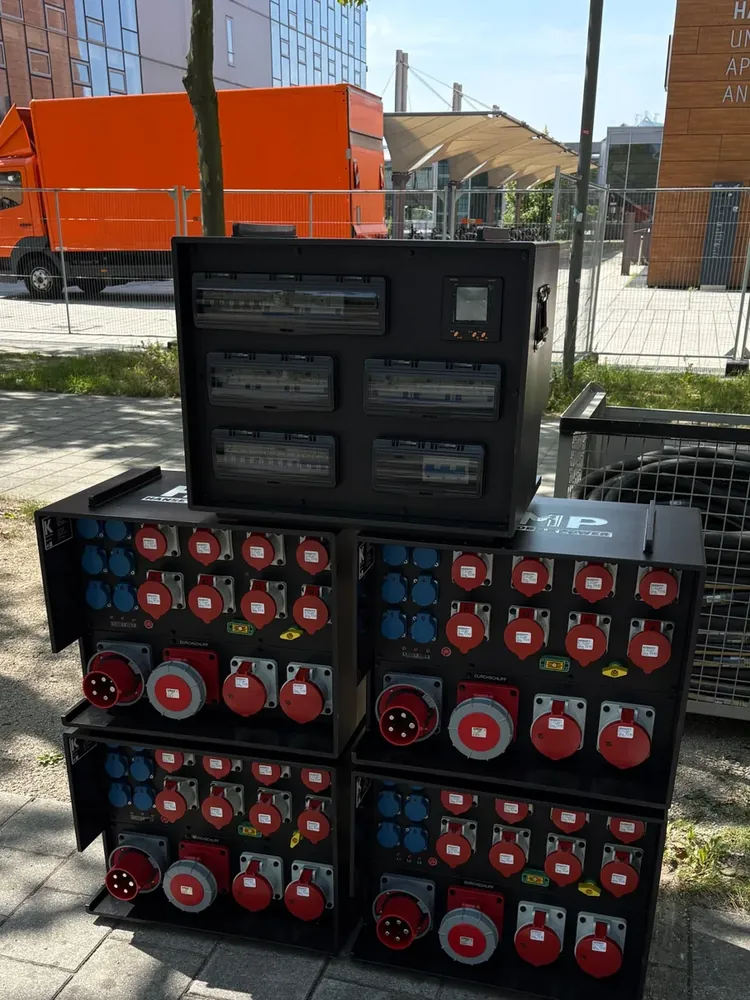 Mehrere Stromverteiler von Hanse Mobile Power mit CEE- und Schuko-Steckdosen, gestapelt bei einem Einsatz