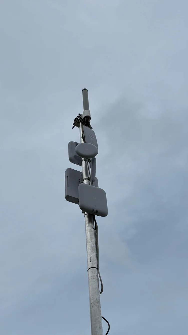 Mast mit Outdoor-Access-Points und Antennen von Hanse Mobile Power bei einer Veranstaltung